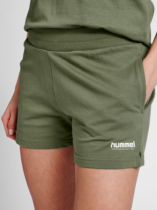 hmlLGC SENNA SWEAT SHORTS, FOUR LEAF CLOVER, model