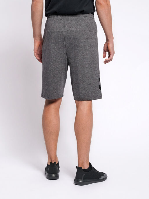 HMLRAY SHORTS, DARK GREY MELANGE, model
