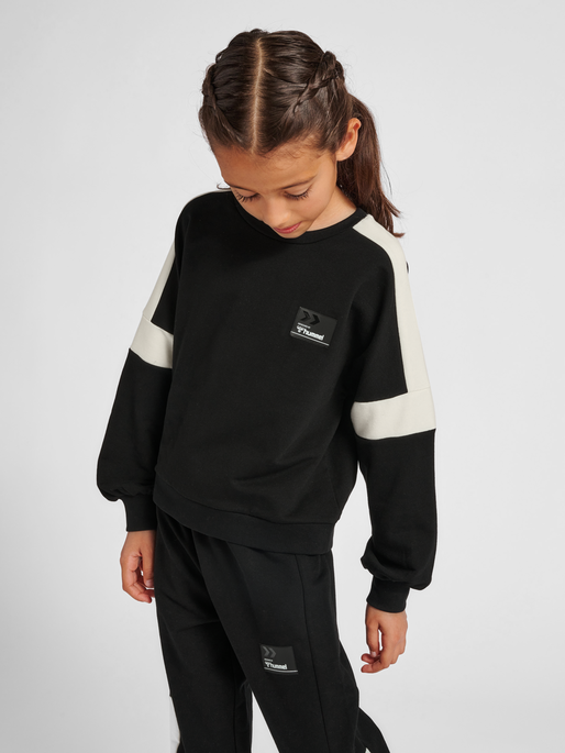 hmlMARLEE SWEATSHIRT, BLACK, model