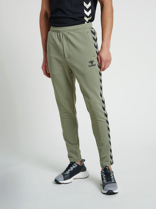 hmlNATHAN 2.0 TAPERED PANTS, VETIVER, model