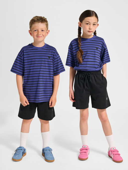 hmlJR LOOSE STRIPED SET BEE, DEEP COBALT, model
