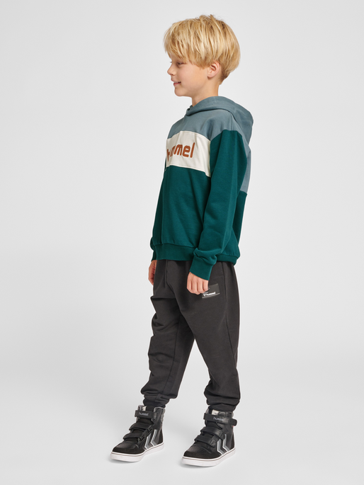 hmlMORTEN HOODIE, DEEP TEAL, model