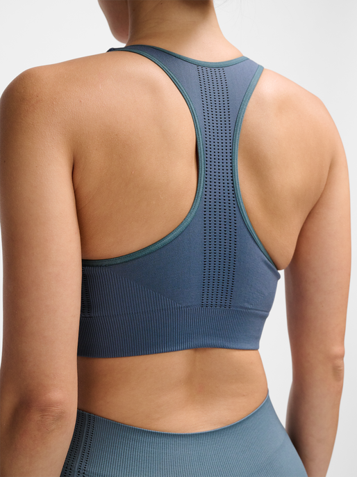 hmlMT SHAPING SEAMLESS SPORTS TOP, STORMY WEATHER, model