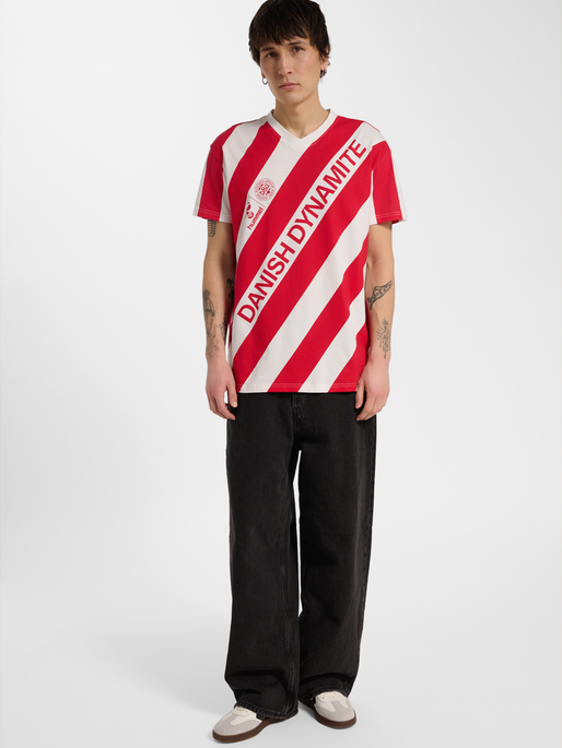 DBU 26 FAN DYNAMITE TEE SS, WHITE/TANGO RED, model