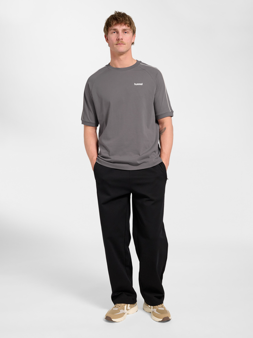 hmlCLUB REST DAY T-SHIRT S/S, CHARCOAL GRAY, model
