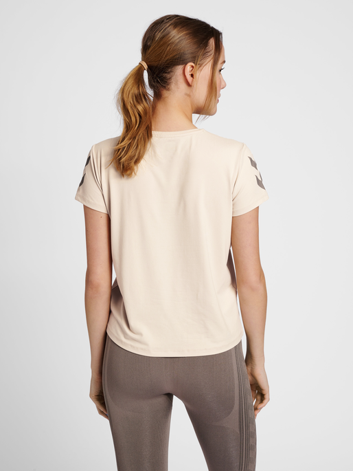hmlMT TAYLOR T-SHIRT, CHATEAU GRAY, model