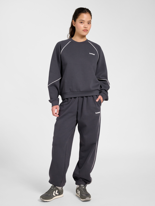 hmlKEEPER W BOXY PIPING CREWNECK, EBONY, model