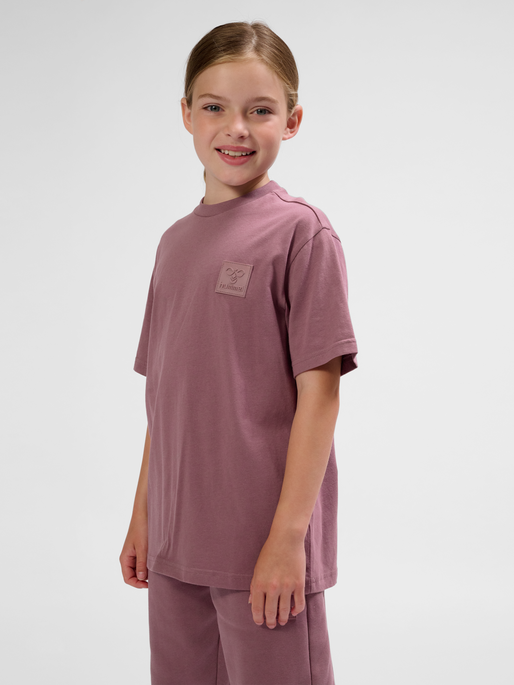 hmlCLEAN T-SHIRT S/S, 4093, model