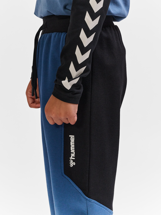 hmlREADY PANTS, ENSIGN BLUE, model