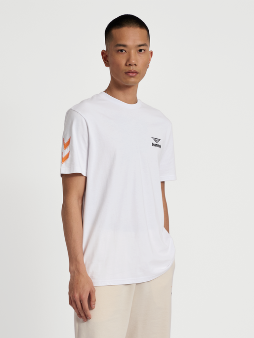 hmlHIVE MASON T-SHIRT, WHITE, model