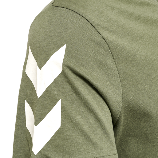hmlLEGACY CHEVRON T-SHIRT, BEETLE, packshot