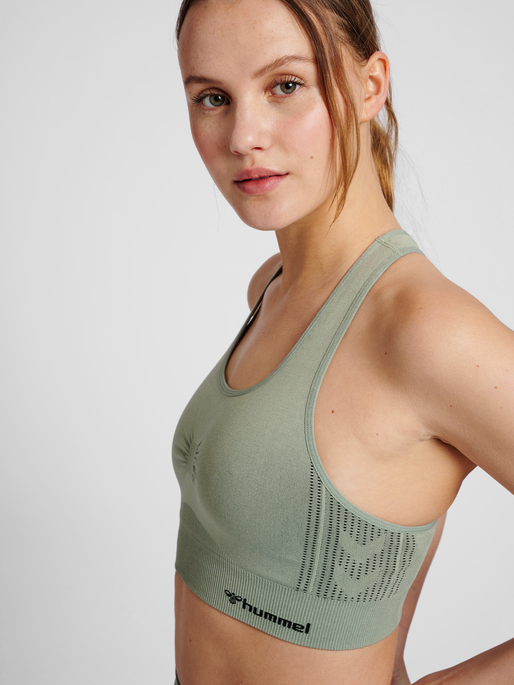 hmlSHAPING SEAMLESS SPORTS TOP, LILY PAD, model