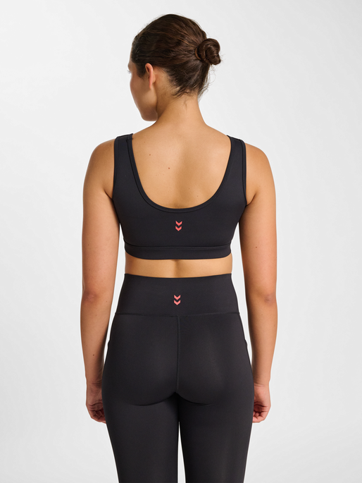 hmlHIIT INTENSITY BRA, BLACK, model