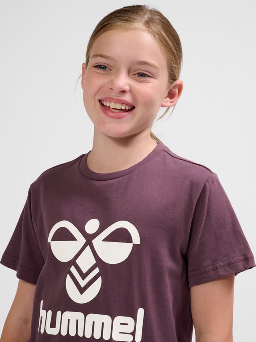 hmlTRES T-SHIRT S/S, HUCKLEBERRY, model