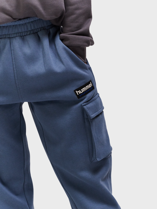 hmlALLTON CARGO PANTS, BERING SEA, model