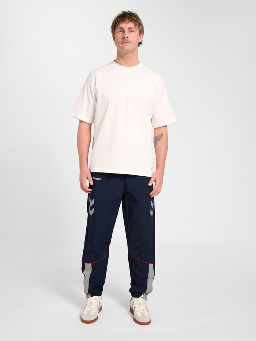 hmlWORLD 26 TRACK PANTS, DARK SAPPHIRE, model
