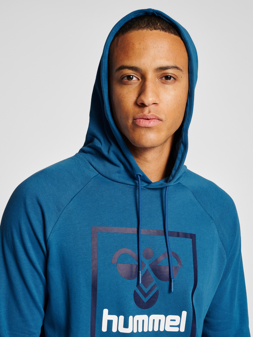 hmlISAM 2.0 HOODIE, DARK BLUE, model