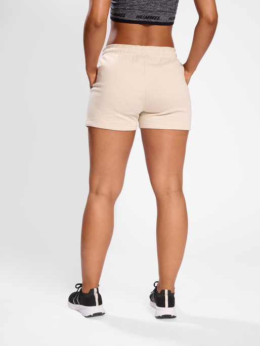 hmlLEGACY WOMAN SHORTS, PUMICE STONE, model