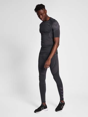 hmlMT OLLI SEAMLESS TIGHT T-SHIRT, BLACK, model