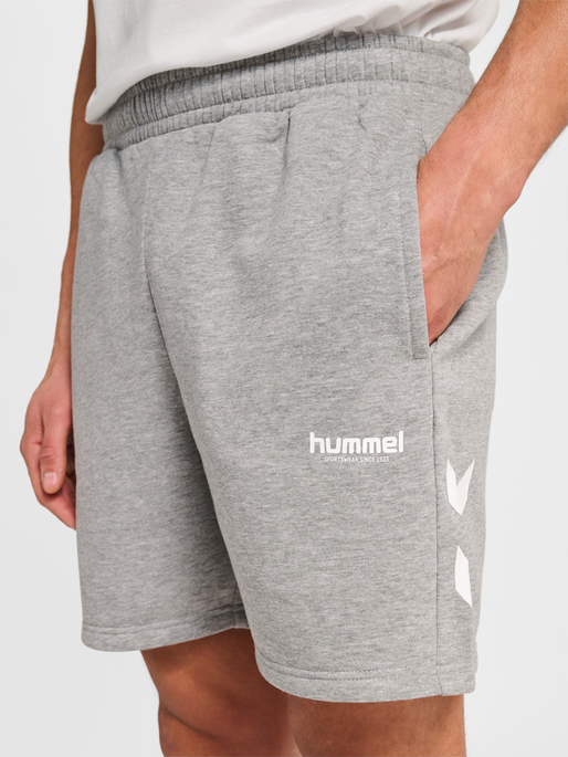 hmlLEGACY 2.0 SHORTS, GREY MELANGE, model