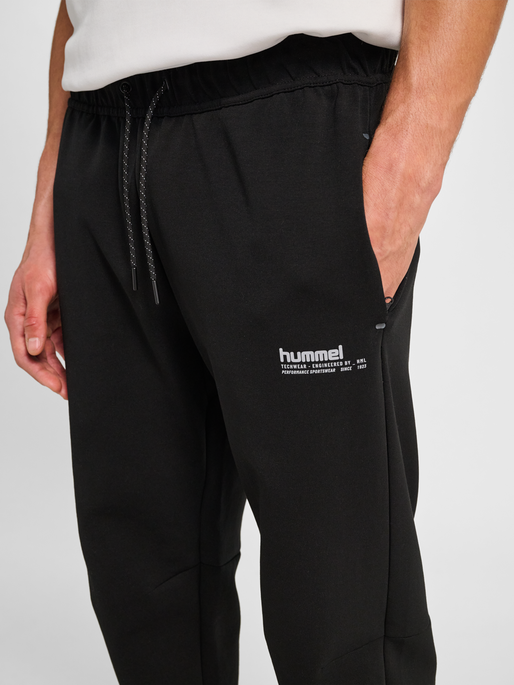 hmlTECH FLEECE REGULAR PANTS, BLACK hmlTECH FLEECE REGULAR PANTS, BLACK, model