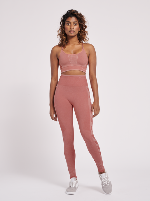hmlMT ENERGY SEAMLESS SPORTS TOP, WITHERED ROSE/ROSE TAN MELANGE, model