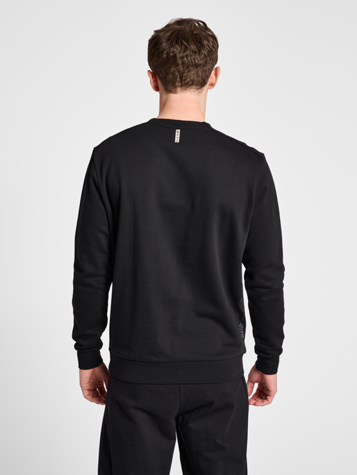 hmlOFFGRID SWEATSHIRT, JET BLACK, model