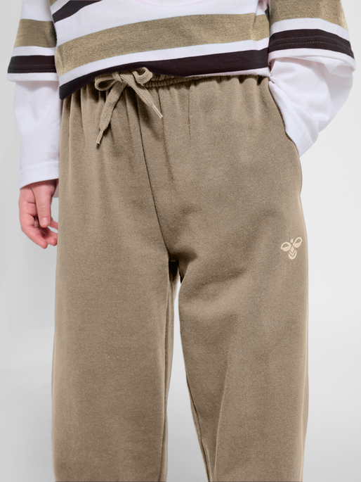 hmlJR STREET TRACKSUIT CARGO PANTS, SILVER MINK, model