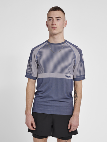 hmlMT UNIT SEAMLESS T-SHIRT, INSIGNIA BLUE, model