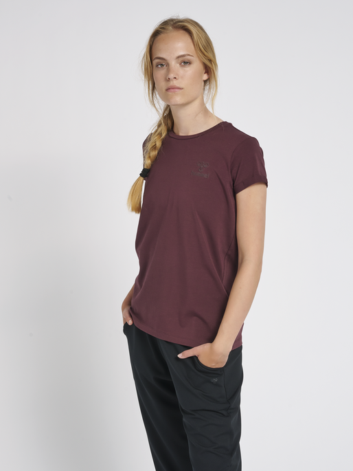 HMLISOBELLA T-SHIRT S/S, FUDGE , model
