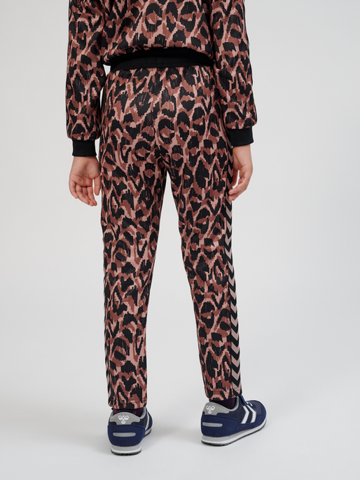 hmlAMMI PANTS, ADOBE ROSE, model