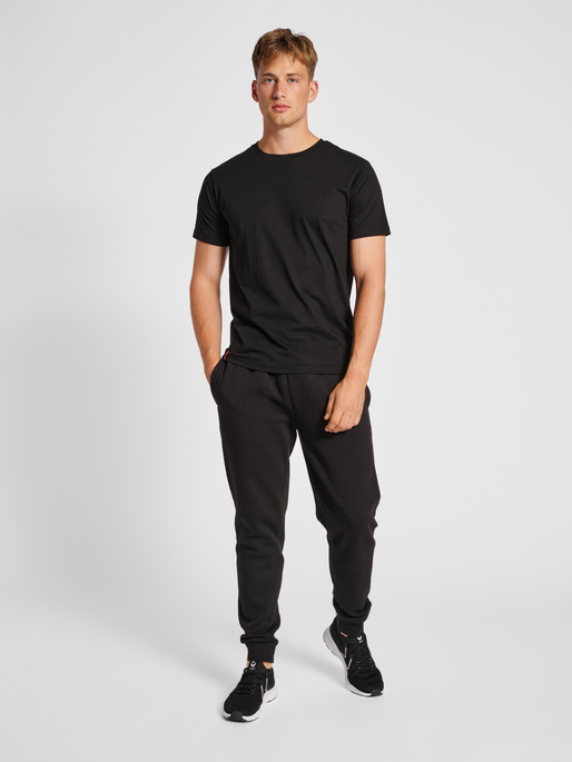 hmlRED BASIC T-SHIRT S/S, BLACK, model