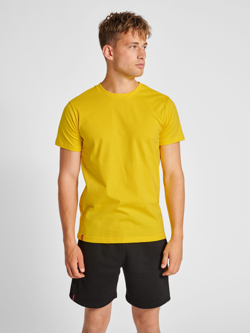 hmlRED HEAVY T-SHIRT S/S, EMPIRE YELLOW, model