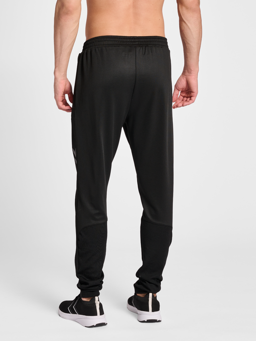 hmlQ4 POLY TRAINING PANT, BLACK, model