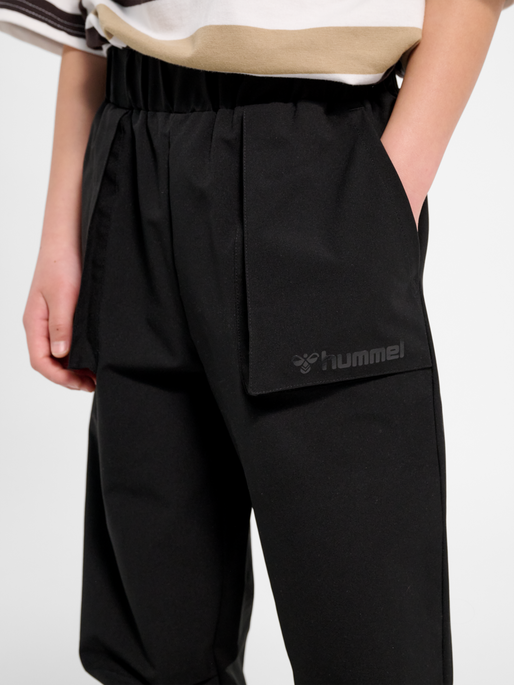 hmlJR STREET TRACKSUIT CARGO PANTS, BLACK BEAUTY, model