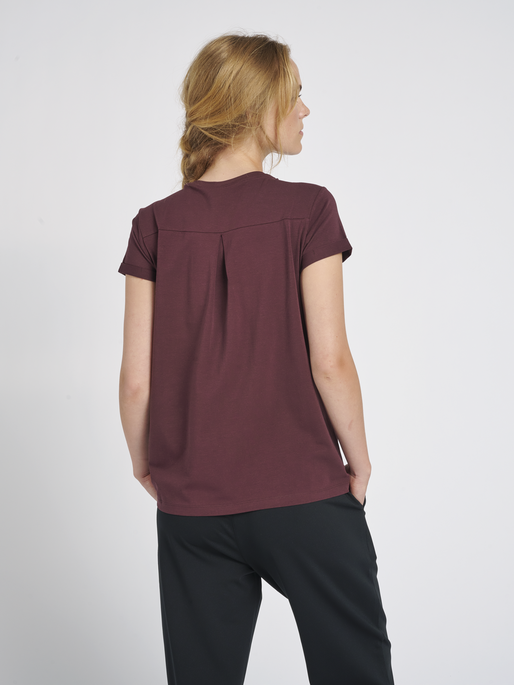 HMLISOBELLA T-SHIRT S/S, FUDGE , model