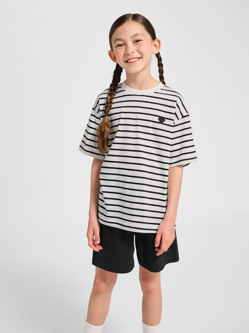 hmlJR LOOSE STRIPED T-SHIRT S/S BEE, TOFU, model