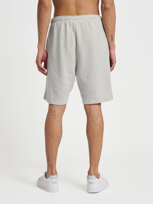 hmlHIVE LUCAS SWEATSHORTS, GREY MELANGE, model