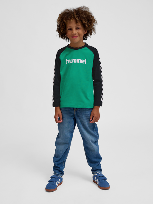 hmlBOYS T-SHIRT L/S, PEPPER GREEN, model