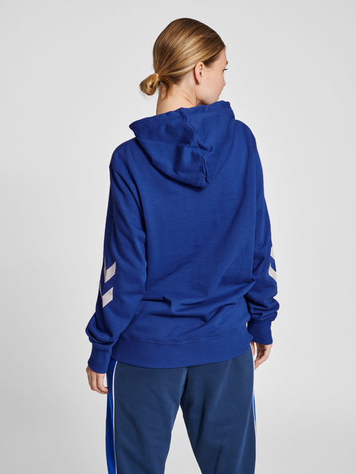 hmlLEGACY LOGO HOODIE, MAZARINE BLUE, model