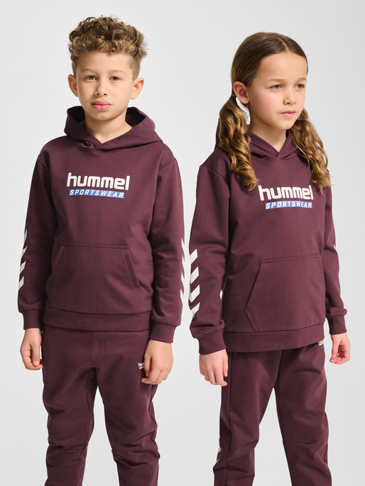 hmlJR LOGO HOODIE, VINEYARD WINE, model