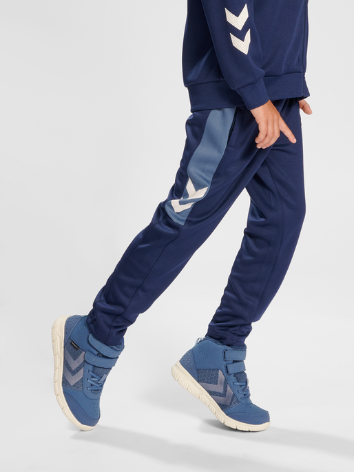 hmlMARTY PANTS, BLACK IRIS, model