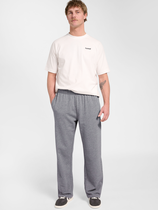 hmlPULSE WIDE SWEAT PANTS, GREY MELANGE, model