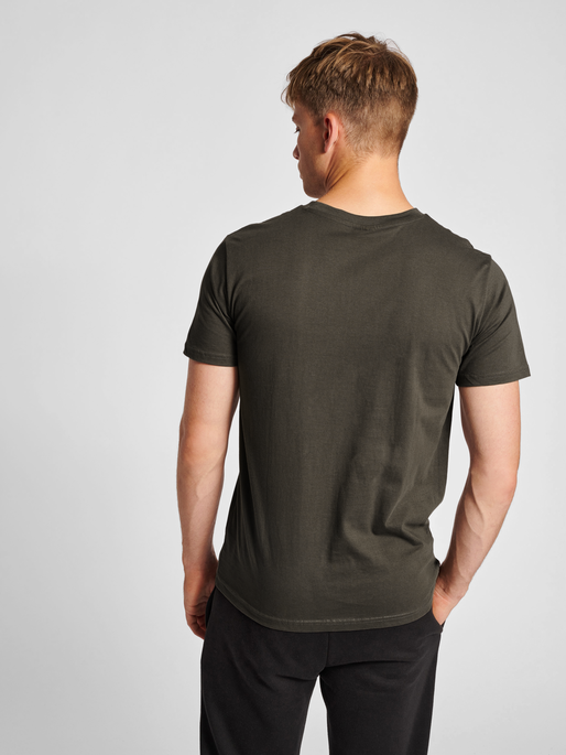 hmlRED BASIC T-SHIRT S/S, 6213, model