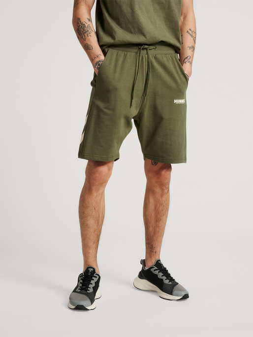 hmlLEGACY SHORTS, BEETLE, model