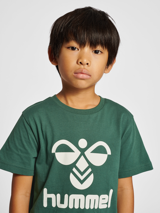hmlTRES T-SHIRT S/S, PINENEEDLE, model