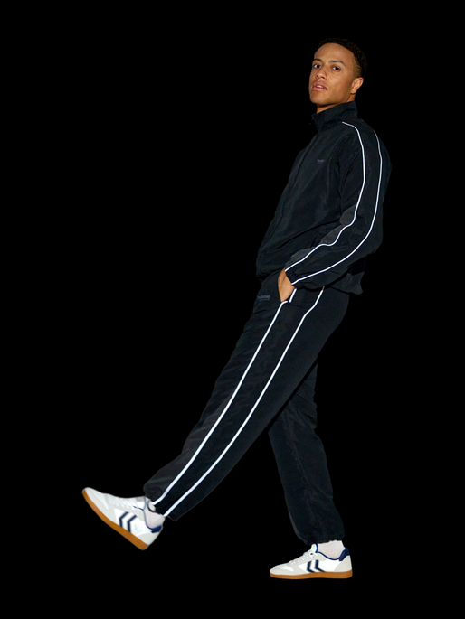 hmlLOOSE TRACK PANTS TOPSCORER, BLACK/EBONY, model