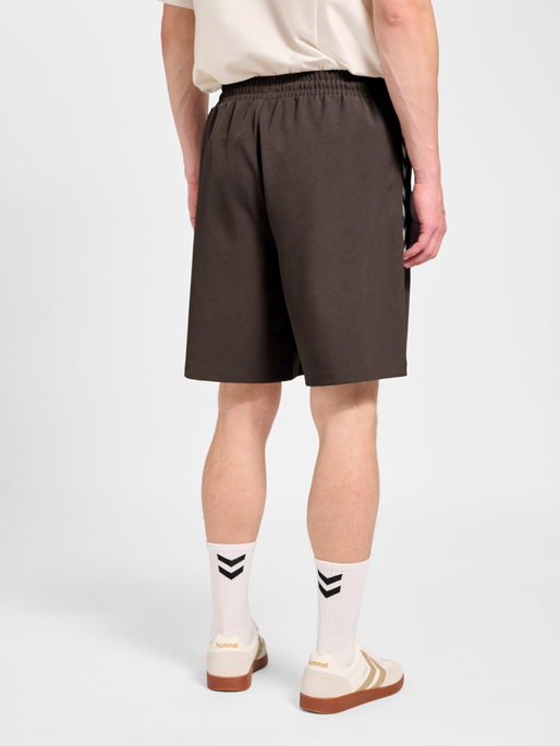 hmlROOT SHORTS, CHOCOLATE BROWN, model