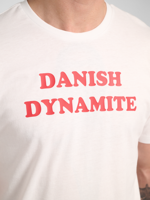 hmlPULSE GRAPHIC T-SHIRT S/S, WHITE/TANGO RED, model