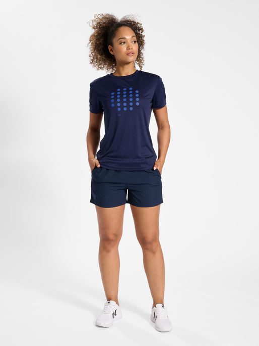 hmlCOURT T-SHIRT S/S WOMAN, MARINE, model